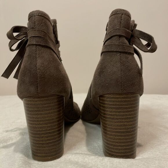 Altar’d State- “Hanover” Neutral Peep Toe Zip Perforated Booties- Size 8.5 - Picture 3 of 11